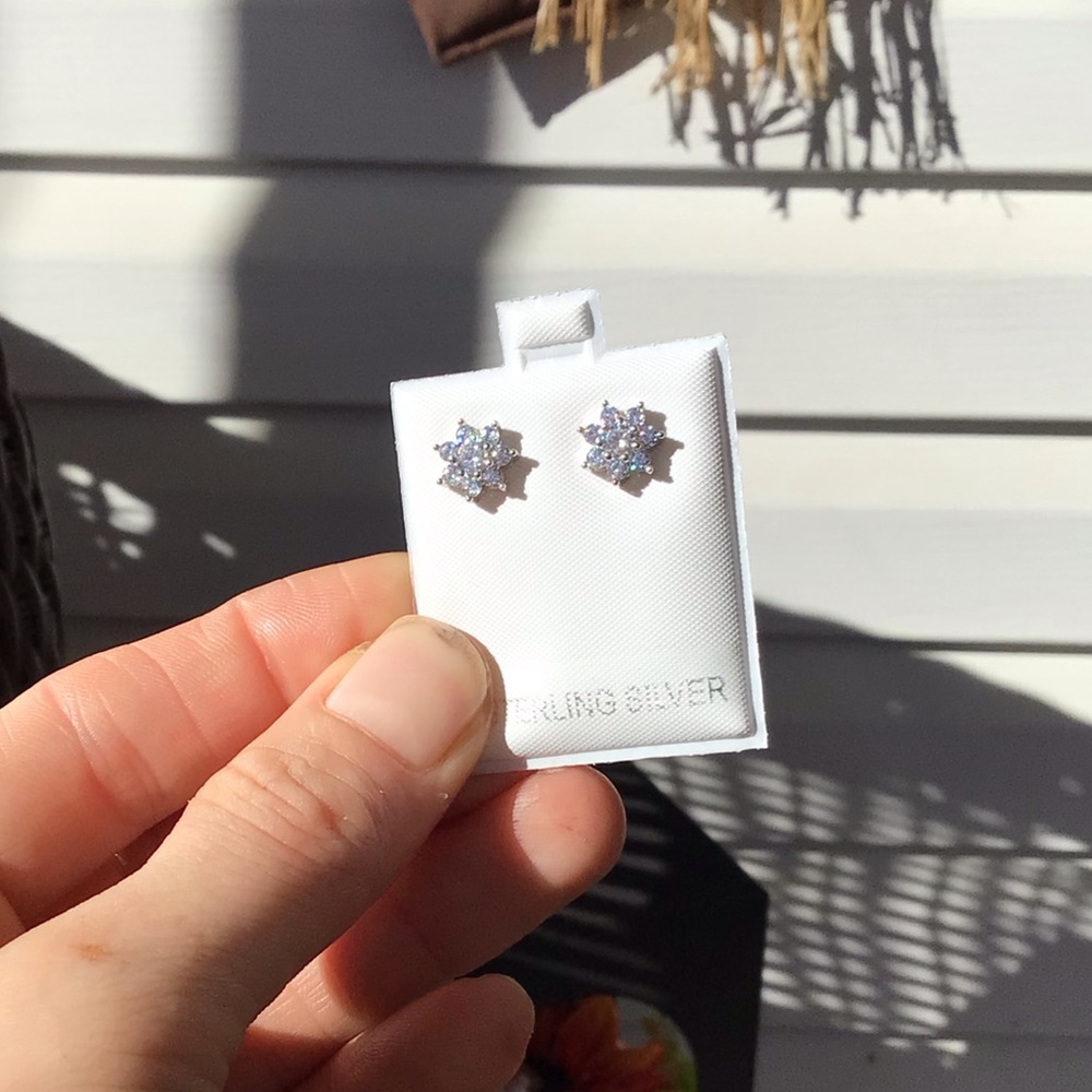 💕NIB Sterling Silver CZ Flower Studs💕